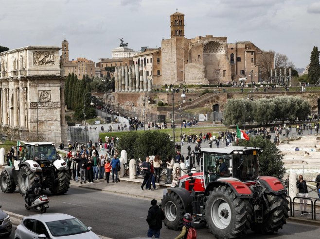 Protesti poljoprivrednika u Rimu (Foto: EPA-EFE/FABIO FRUSTACI) - 