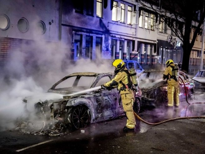 Hag - zapaljeni automobili (Foto: EPA-EFE/ROBIN UTRECHT) - 