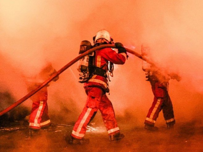 Francuska, vatrogasci (Foto ilustracija: EPA-EFE/MOHAMMED BADRA) - 