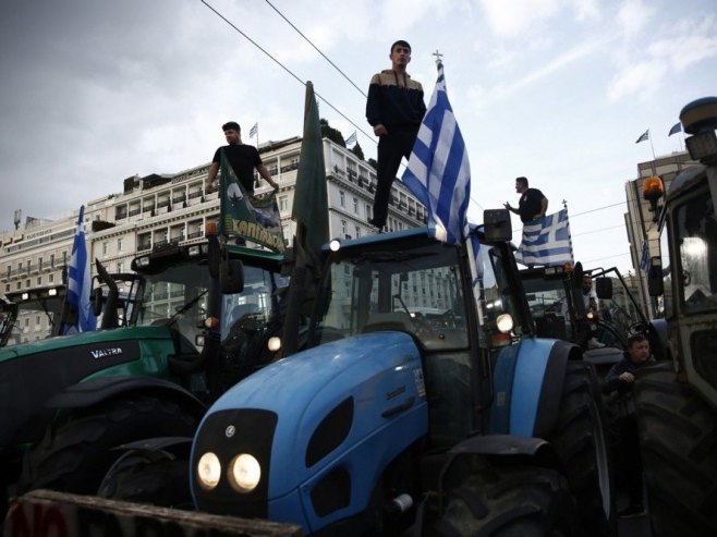 Grčki farmeri (foto: EPA/YANNIS KOLESIDIS) - 