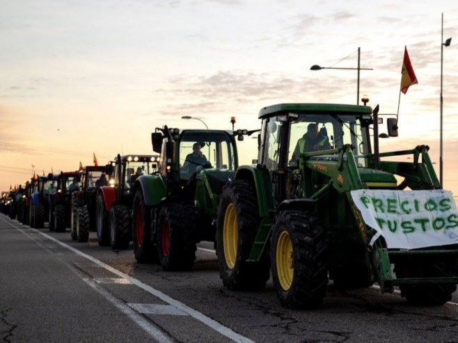 Više stotina traktora krenulo ka centru Madrida (foto: EPA/DANIEL GONZALEZ) - 