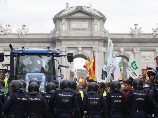 Protesti u Madridu (Foto: EPA-EFE/MARISCAL) - 