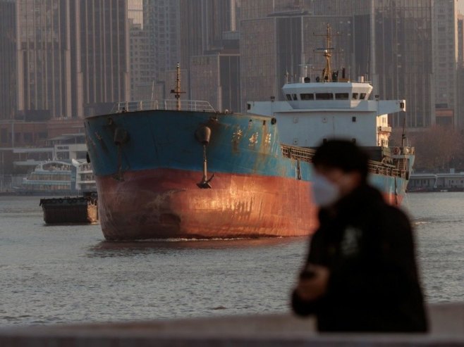 Kina, kargo brod (Foto ilustracija: EPA-EFE/ALEX PLAVEVSKI) - 
