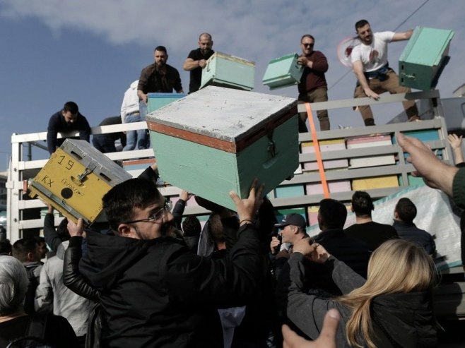 Grčki pčelari - protest (Foto: EPA/KOSTAS TSIRONIS) - 