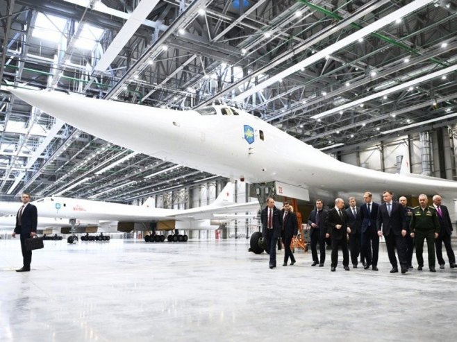 Putin u fabrici aviona u Kazanju (Foto. EPA-EFE/KRISTINA KORMILITSYNA) - 