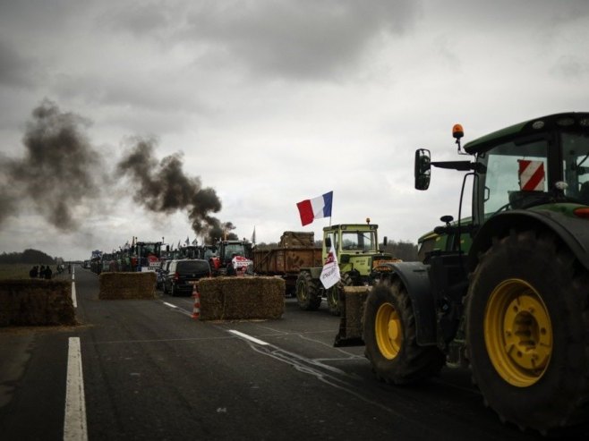 Francuski poljoprivrednici ne odustaju - ponovo na ulicama Pariza (VIDEO)
