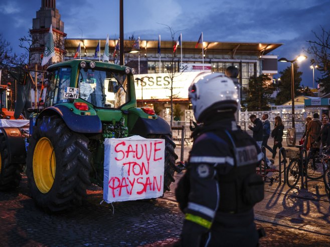 Protest farmera u Parizu (Foto: EPA-EFE/YOAN VALAT) - 