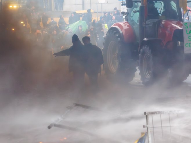 Protest poljoprivrednika u Belgiji (Foto: EPA-EFE/OLIVIER MATTHYS) - 