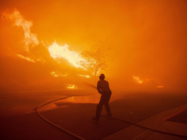 Evakuisano stanovništvo zbog požara u Teksaškoj prevlaci (VIDEO)