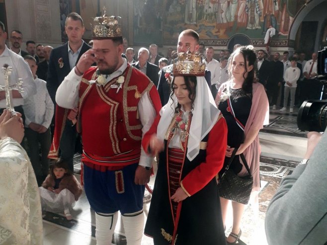 Trebinje: Austrijanka Madlen prešla na pravoslavnu vjeru i vjenčala se po starim srpskim običajima (FOTO)