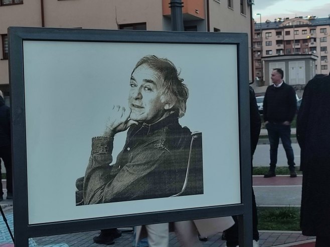 U Parku velikana u Istočnom Sarajevu otkrivena spomen ploča Momi Kaporu (VIDEO)