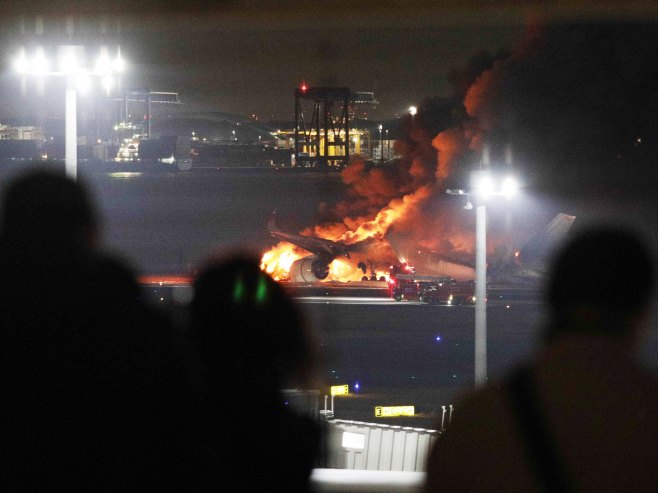 SAD: Srušio se avion u blizini auto-puta, poginulo više ljudi (VIDEO)