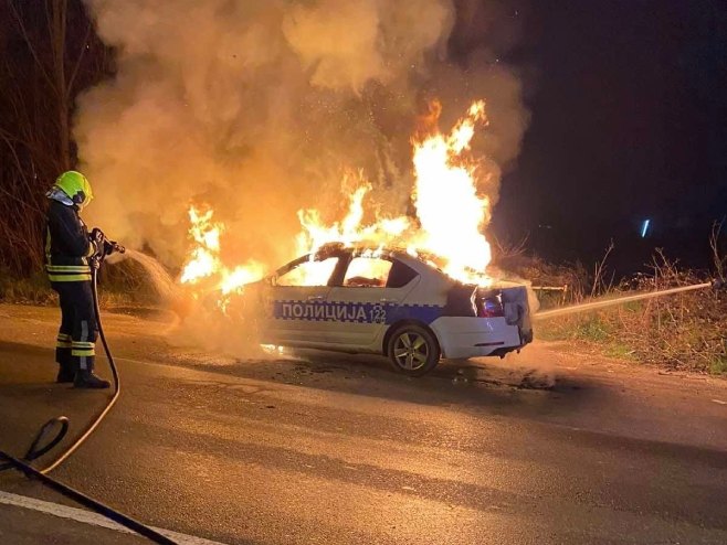 Ugašen požar na policijskom automobilu (Foto: facebook.com/vatrogascibanjaluka123) - 