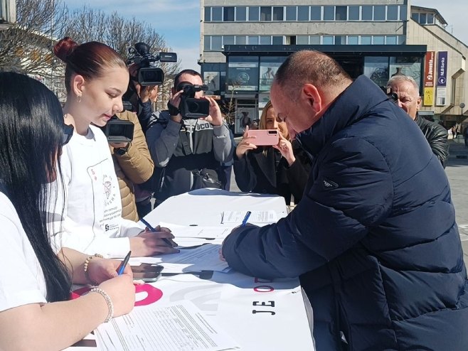 Crnadak potpisao peticiju - Foto: RTRS