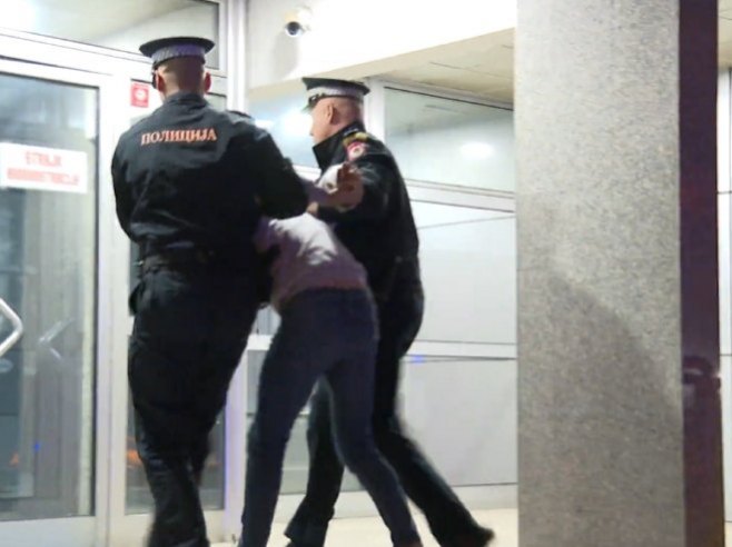 Sprovođenje osumnjičenog za napad na policijskog službenika - Foto: RTRS
