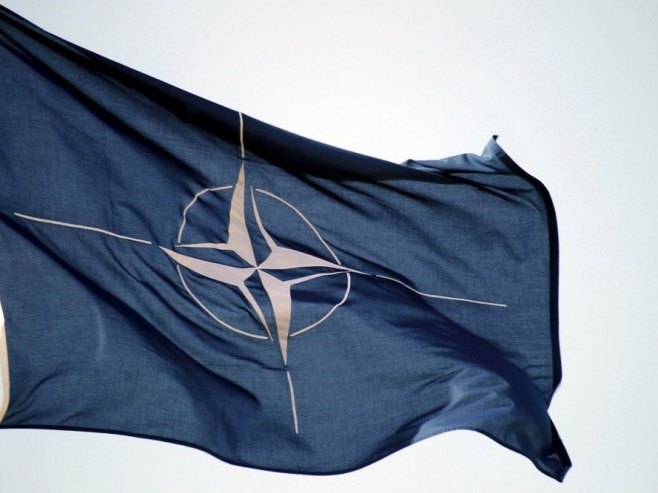 Zastava NATO-a (Foto: EPA-EFE/Toms Kalnins) - 