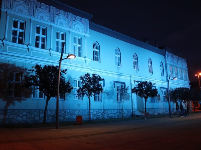 Narodna biblioteka “Branko Radičević“ u Derventi osvijetljena je plavom bojom - Foto: RTRS