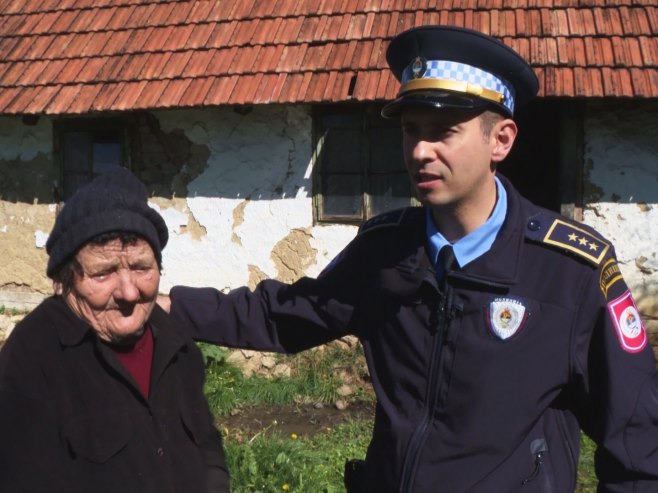 Policajci pomažu baki Nevenki Malinić - Foto: RTRS