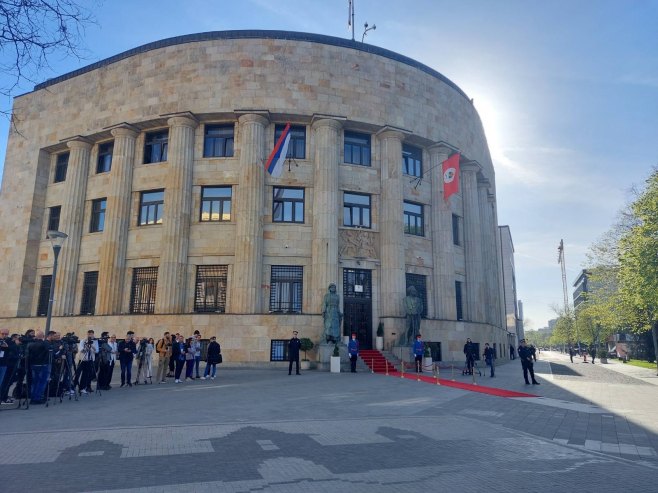 Zaposleni u Palati Srpske uručili paketiće djeci na UKC-u i u Roditeljskoj kući