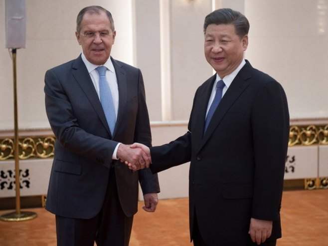 Sergej Lavrov i Si Đinping (foto: EPA/NICOLAS ASFOURI / AFP POOL) - 