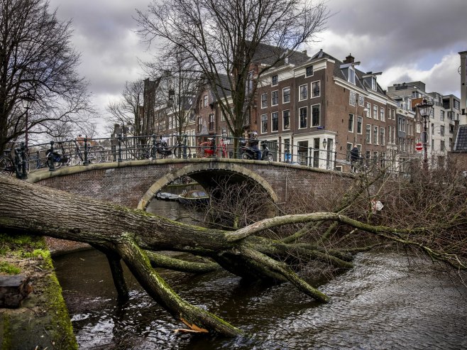 Olujno nevrijeme u Amsterdamu (Foto:  EPA-EFE/RAMON VAN FLYMEN) - 