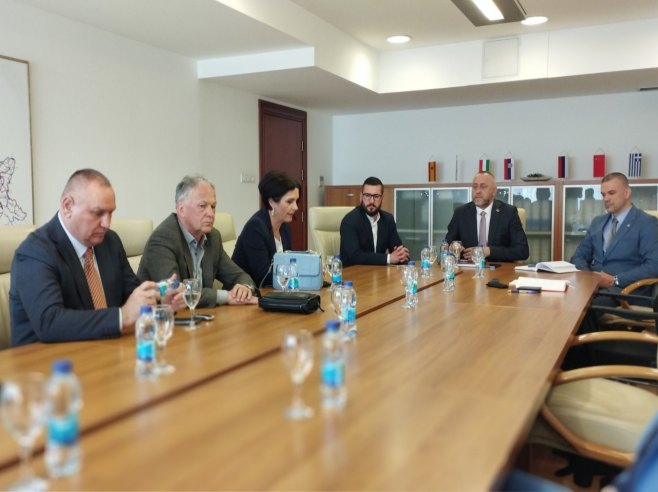 Ministar Egić sa predsjednicima organizacija i udruženja proisteklih iz Odbrambeno-otadžbinskog rata - Foto: RTRS