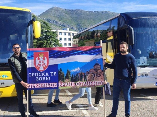 Trebinjci organizovano krenuli na miting podrške "Srpska te zove" - Foto: RTRS