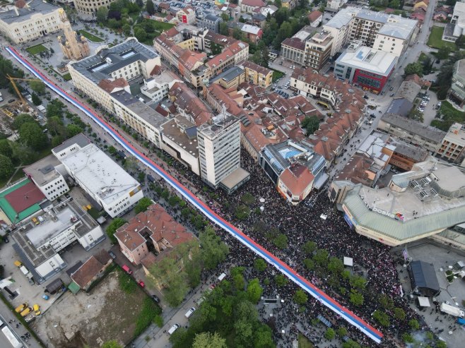 Na mitingu "Srpska te zove" razvijena zastava duga 500 metara (FOTO/VIDEO)