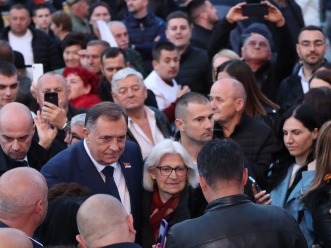 Dodik sa okupljenima nakon mitinga "Srpska te zove" (FOTO)