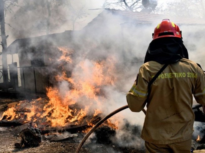 Požar u Atini, pet vatrogasnih vozila na terenu (FOTO)