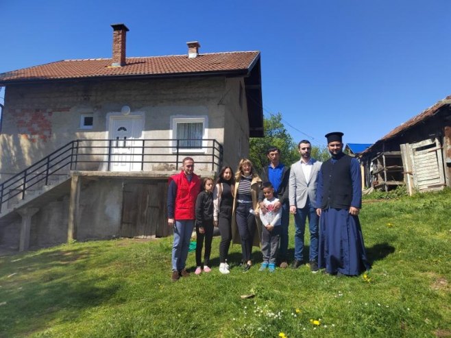 Kompanija M:tel uručila donacije srpskim porodicama u Bosanskom Petrovcu