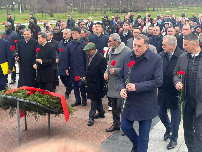 Dodik položio vijence u spomen na žrtve opsade Lenjingrada