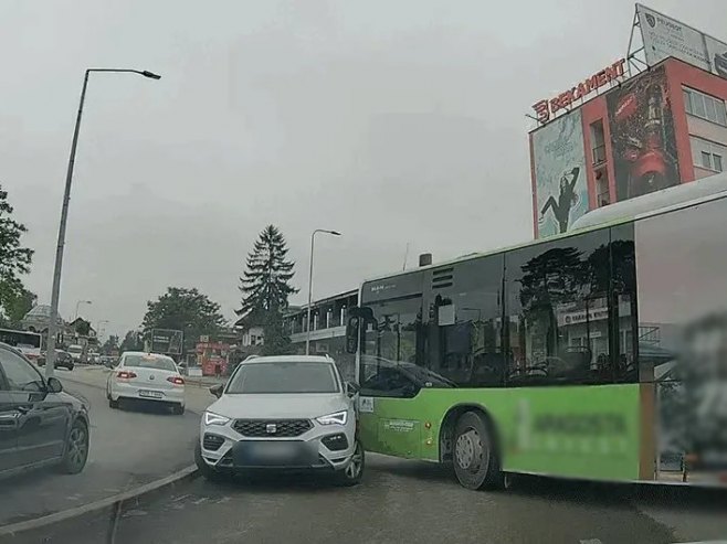 Sudar automobila i autobusa u kružnom toku u centru Banjaluke