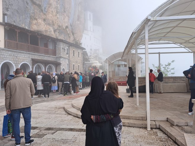 Veliki broj vjernika pristiže u manastir Ostrog