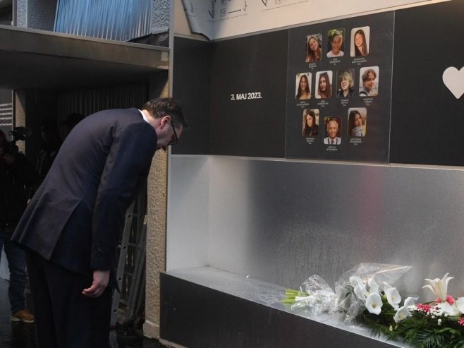Vučić položio cvijeće u školi "Vladislav Ribnikar" na godišnjicu tragedije (FOTO)