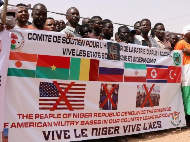 Protest protiv američe vojske u Nigeru (Foto: EPA/ISSIFOU DJIBO) - 