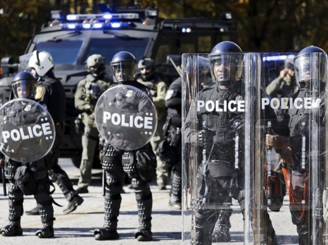 Policija SAD (Foto: EPA-EFE/ERIK S. LESSER) - 