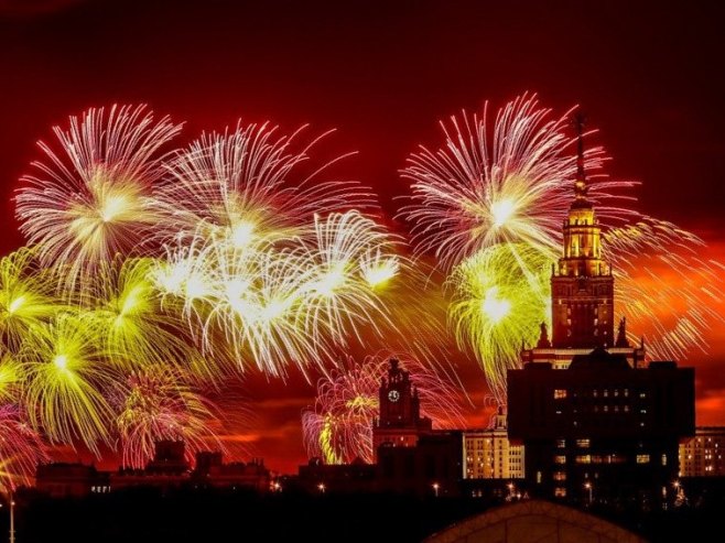 Spektakularan vatromet na nebu iznad Moskve u čast Dana pobjede (VIDEO)