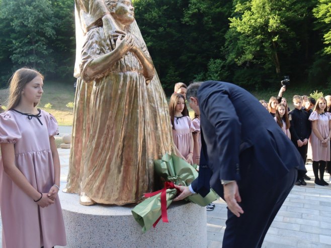 Dodik otvorio spomenik u čast majke u manastiru Osovica kod Srpca (FOTO)