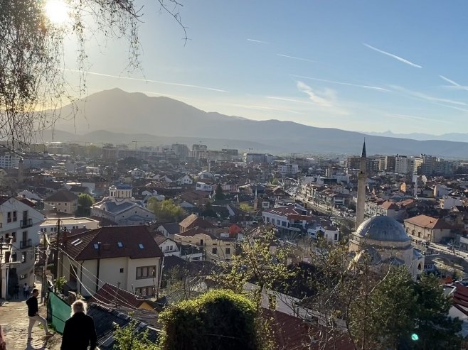 Zastave Albanije i terorističke OVK u srpskom dijelu Orahovca