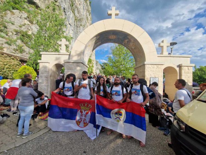 Humani gest sugrađana, pješice stigli na Ostrog kako bi pomogli Sergeju Stuparu (FOTO/VIDEO)