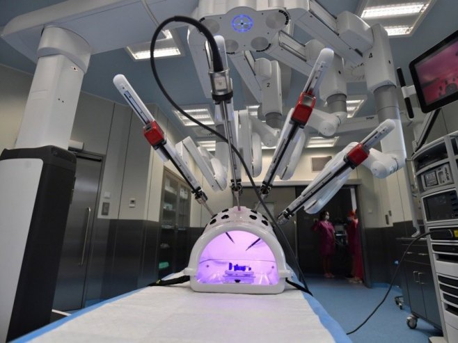 Robotska hirurgija (Foto: EPA/MARCIN BIELECKI POLAND OUT) - 