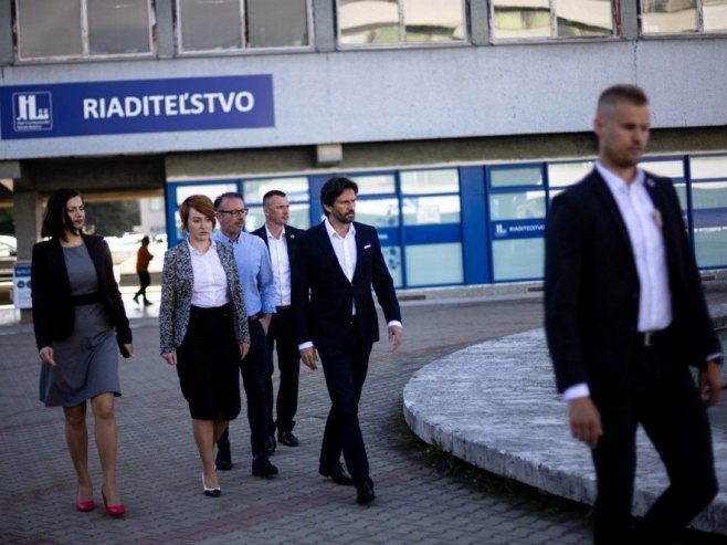Zvaničnici Slovačke ispred bolnice (Foto: EPA/MARTIN DIVISEK) - 