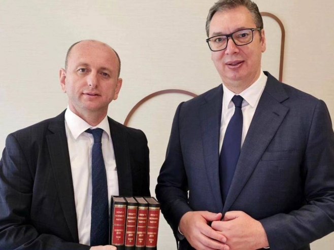 Knežević poklonio Vučiću sabrana dela Njjegoša: Ne za kućnu biblioteku, već za UN