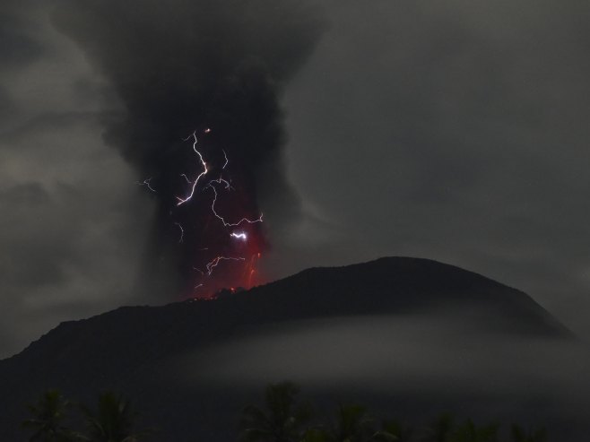 Erupcija vulkana Ibu na indonežanskom ostrvu Halmahera; Evakuacija stanovništva u toku (VIDEO)