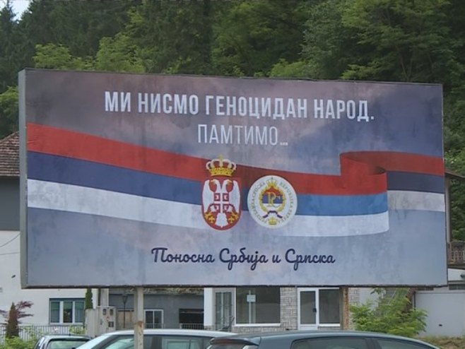Bilbord "Mi nismo genocidan narod" u Srebrenici - Foto: RTRS