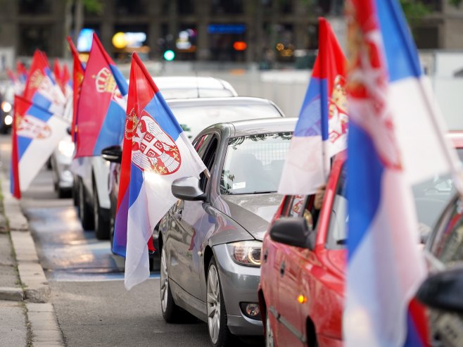 Automobili sa srpskim zastavama u Beogradu (Foto: Tanjug, JADRANKA ILIC) - 