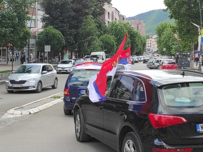 Vozila sa srpskim trobojkama prolaze oko spomenika Cara Lazara (Foto: Foto: Tanjug, JADRANKA ILIC) - 