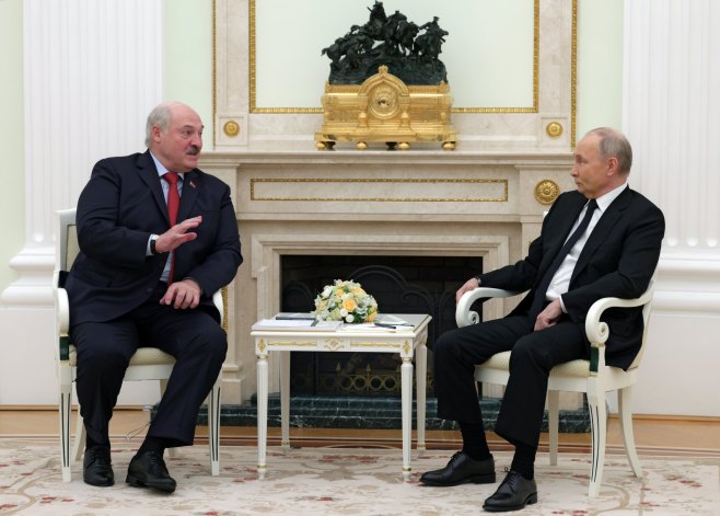 Vladimir Putin i Aleksandar Lukašenko (Foto: EPA-EFE/SARAH YENESEL) - 