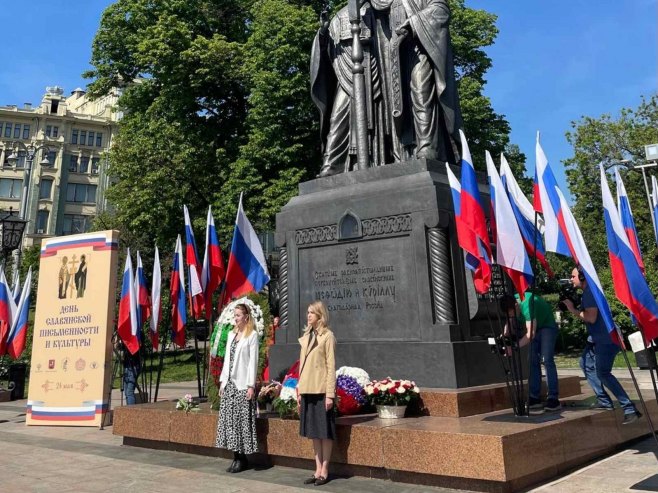 Predstavništvo Srpske u Moskvi položilo vijence na spomenik Ćirilu i Metodiju - Foto: Ustupljena fotografija